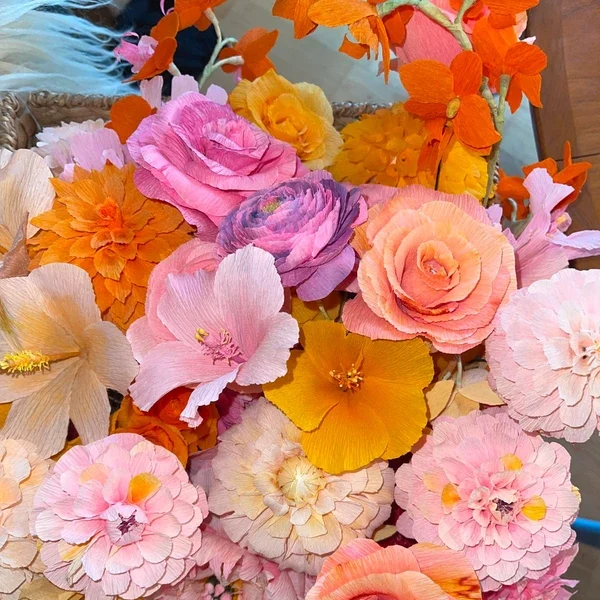 papirblomster i orange og lyserøde nuancer